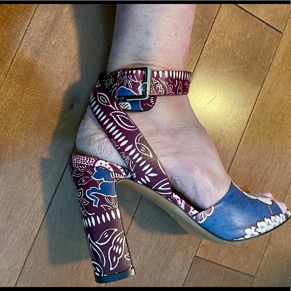 ✨ VALENTINO size 6.5 wedges- offers welcomed!!!!!✨ - Picture 3 of 8